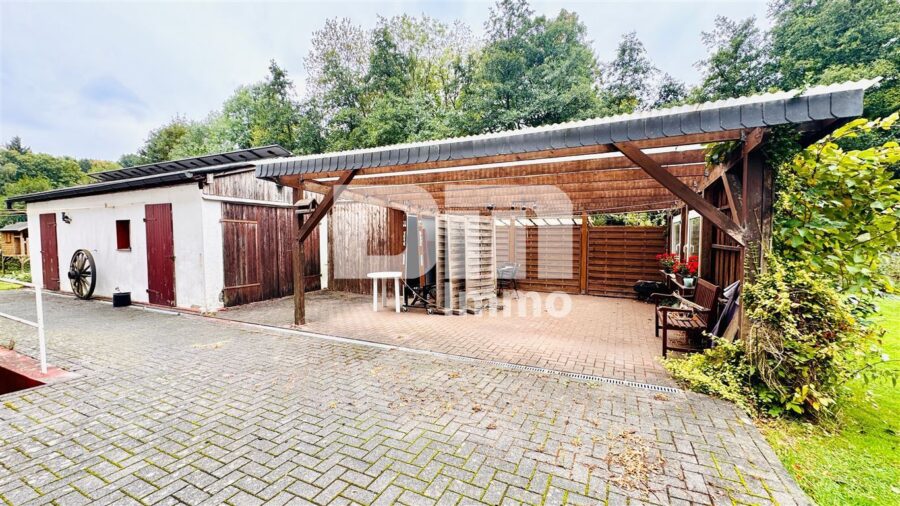 Modernisiertes Einfamilienhaus auf riesigem Grundstück mit Carport und Nebengebäude - Nebengebäude und Carport